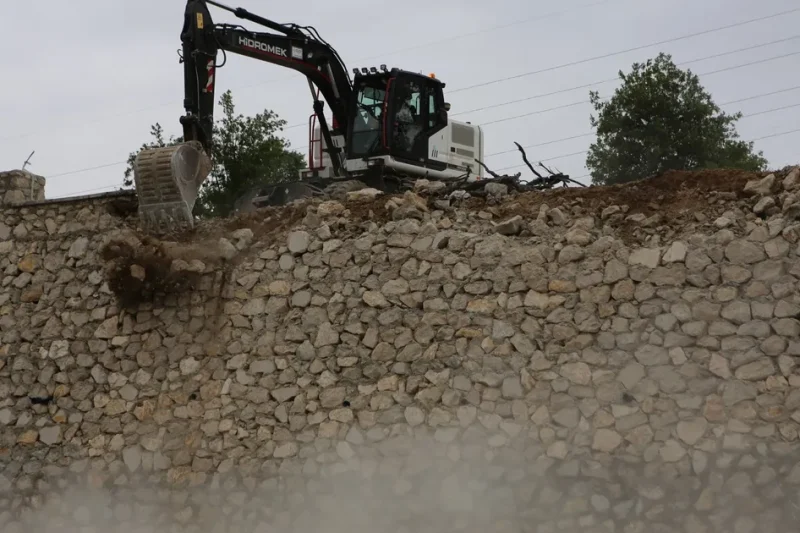 Bursa Nilüfer Dağyenice’de kaçak duvar yıkıldı