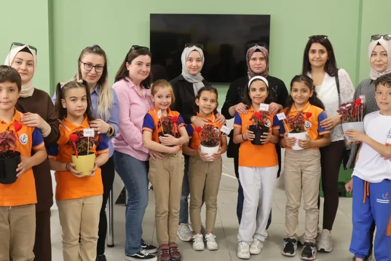 Konya’da çocuklar çiçekleri annelerine hediye etti