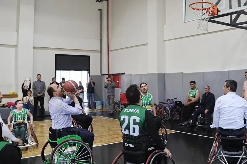 Konya’da tekerlekli sandalyede pota heyecanı