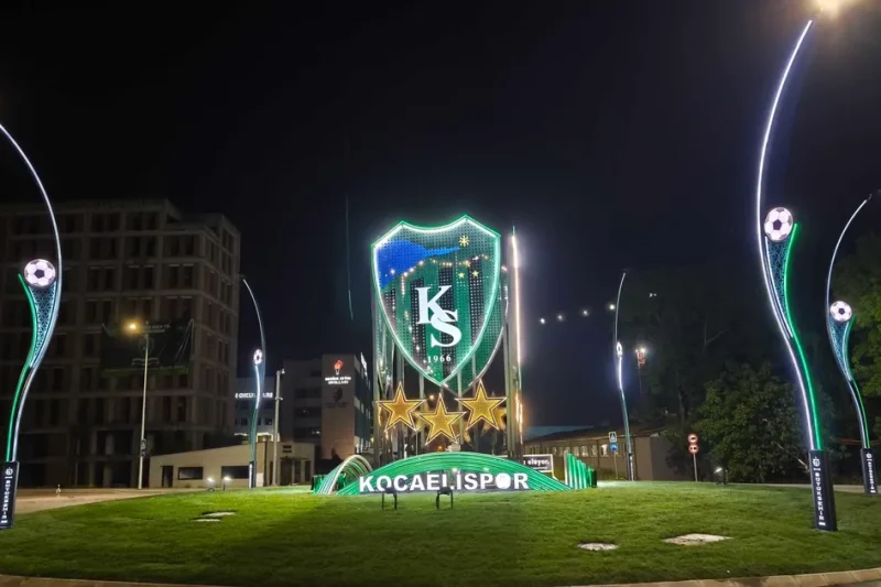 Stat kavşağını Kocaelispor’un arması aydınlatıyor